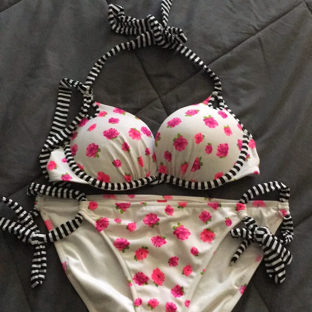 Victoria’s Secrets bikini set. Top 34B bottoms med